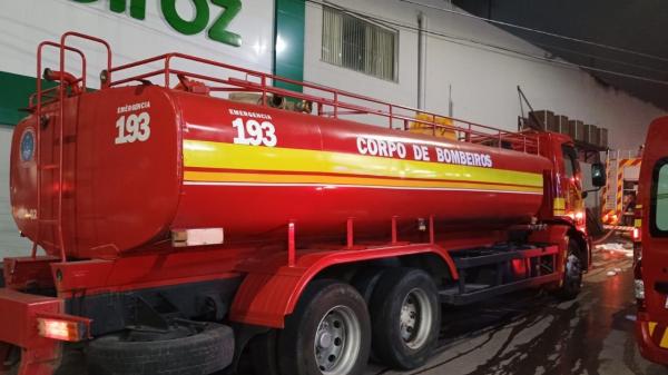 Corpo de Bombeiros combate incêndio em galpão de loja de materiais descartáveis no bairro São Geraldo