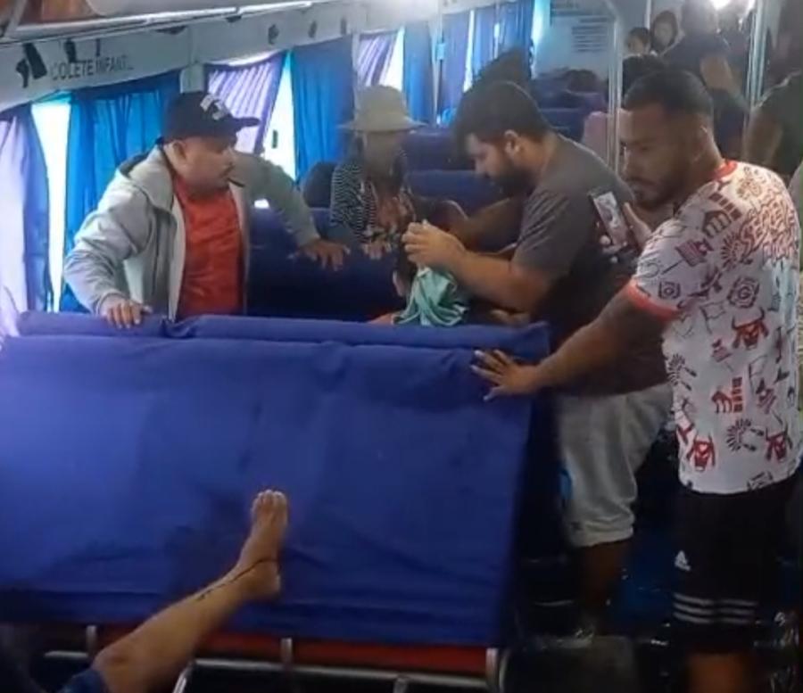 VIDEO: Lancha de Terra Santa colide com barranco a caminho de Manaus; há feridos VIDEO: Lancha de Terra Santa colide com barranco a caminho de Manaus; há feridos