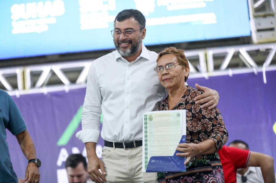 Wilson Lima entrega 800 títulos definitivos para famílias da capital pelo programa Amazonas Meu Lar