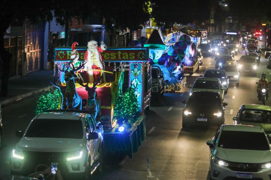 CARAVANA NATALINA: Moradores da zona Sul de Manaus prestigiam desfile dos carros alegóricos CARAVANA NATALINA: Moradores da zona Sul de Manaus prestigiam desfile dos carros alegóricos