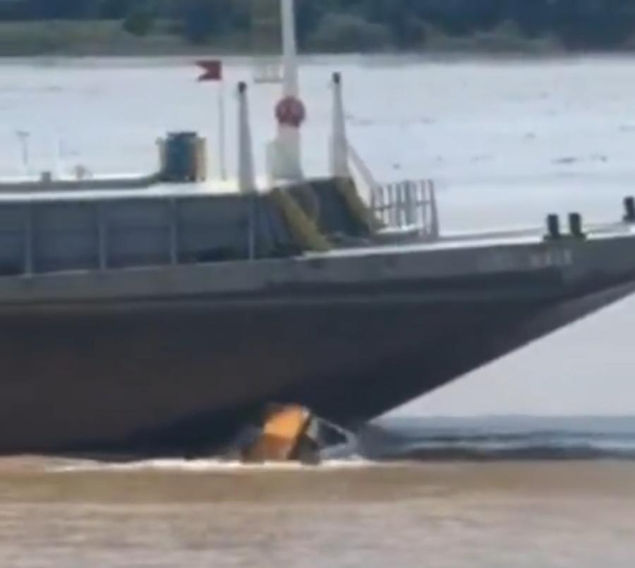 VÍDEO: Comboio de balsas atropela lancha de passageiros no Amazonas