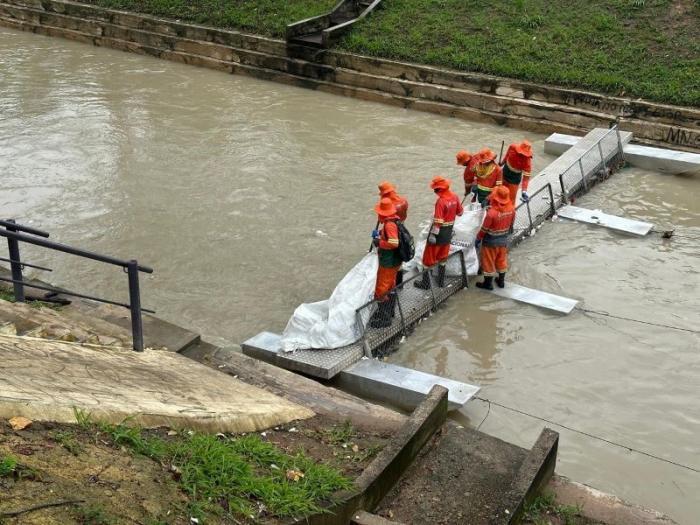 Prefeitura de Manaus realiza operação de limpeza nas ecobarreiras após forte chuva
