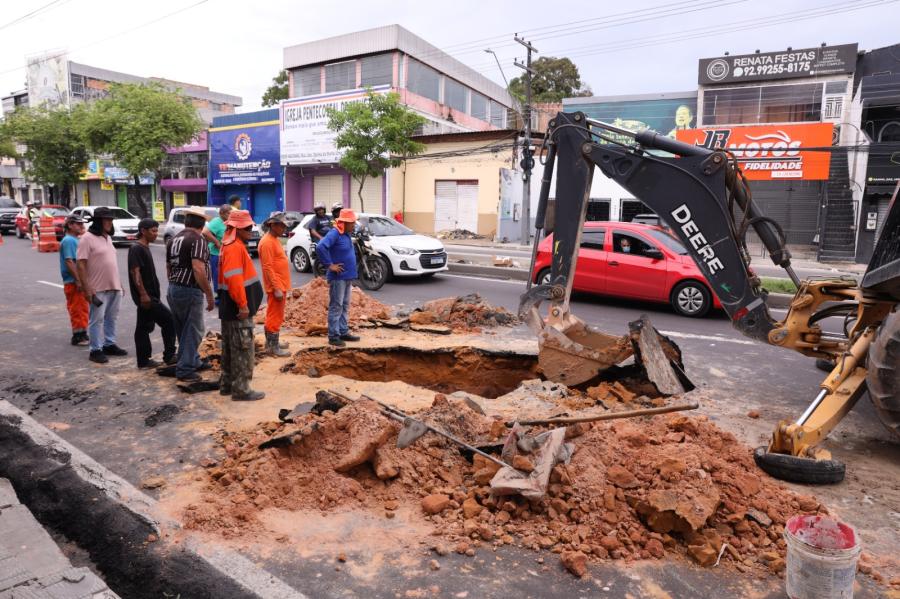 Prefeitura de Manaus identifica rompimento de tubulação na avenida Autaz Mirim e conclui serviços 