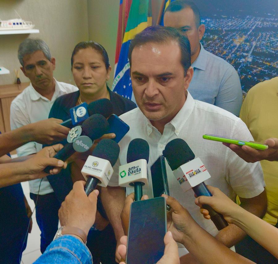 Prefeito de Parintins assina decreto para pagamento de precatórios do FUNDEF a professores