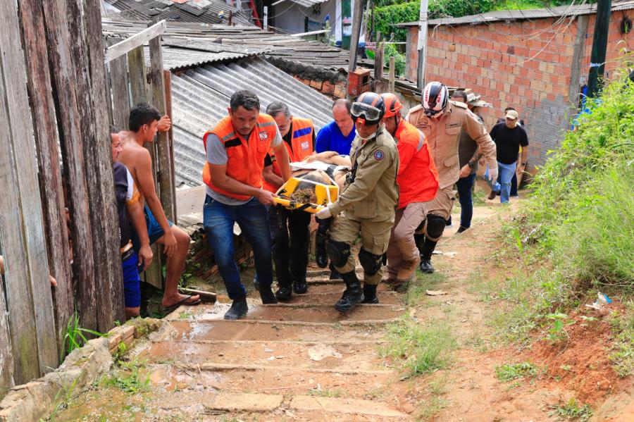 Prefeitura de Manaus atua em área do deslizamento no Redenção; Há desaparecidos