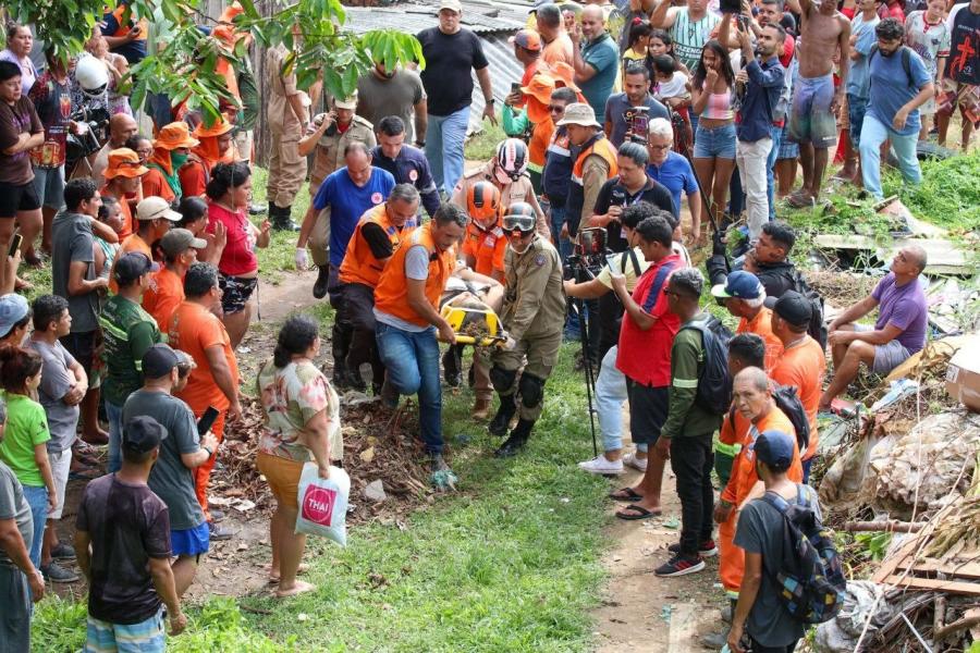 Governo do Amazonas mobiliza operação de resgate de vítimas de deslizamento no bairro Redenção