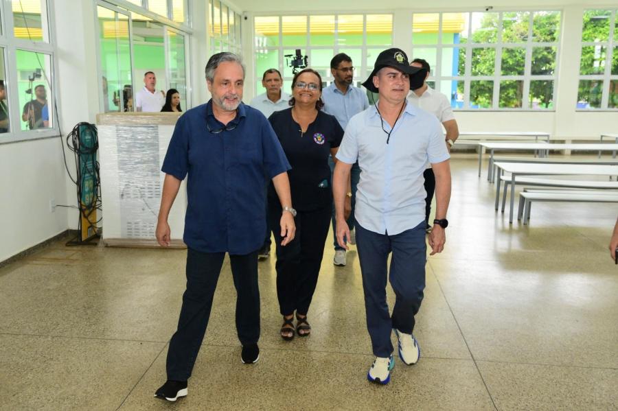 David Almeida realiza entrega de alimentos para merenda escolar na rede municipal