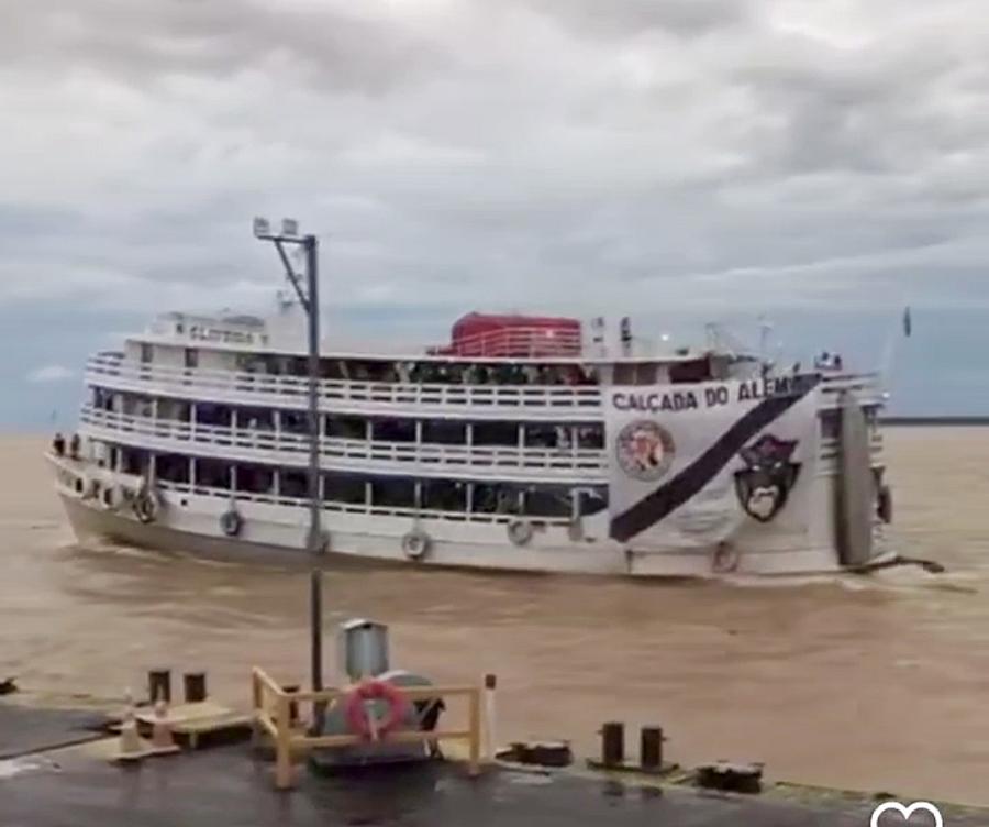 Vascaínos de Parintins montam caravana para assistir jogo em Manaus e vídeo viraliza