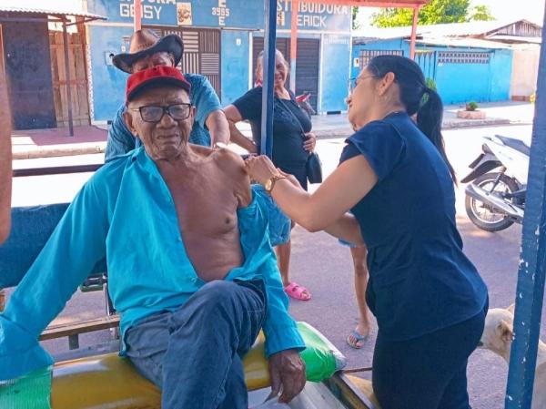 Idoso de 100 anos participa de vacinação contra influenza em Parintins
