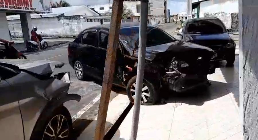 VIDEO: Acidente envolve três carros na madrugada de Parintins