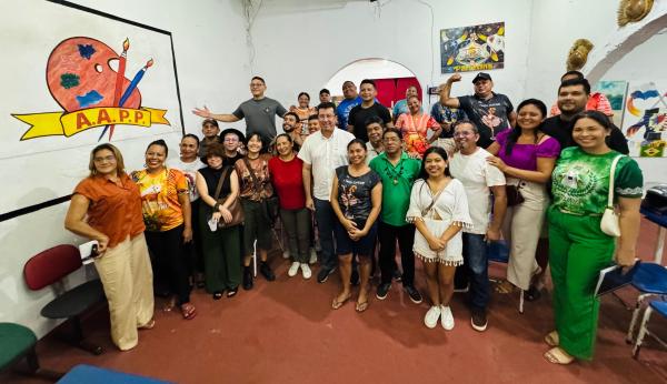 Fábio Cardoso reforça parceria com artistas locais em reunião multicultural