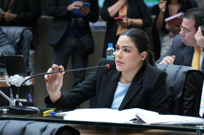 Deputada Mayra Dias aprova lei para intensificar combate a incêndios e queimadas no Amazonas Deputada Mayra Dias aprova lei para intensificar combate a incêndios e queimadas no Amazonas