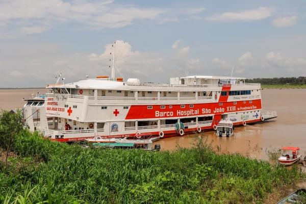 Barco Hospital São João XXIII leva serviços de saúde à zona rural de Novo Airão