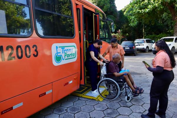 Prefeitura de Manaus oferece transporte seguro para idosos da Fundação Dr. Thomas
