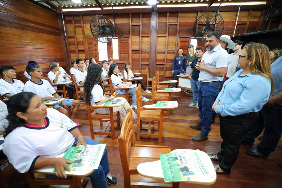 Wilson Lima abre o ano letivo e reforça o compromisso com a educação no interior