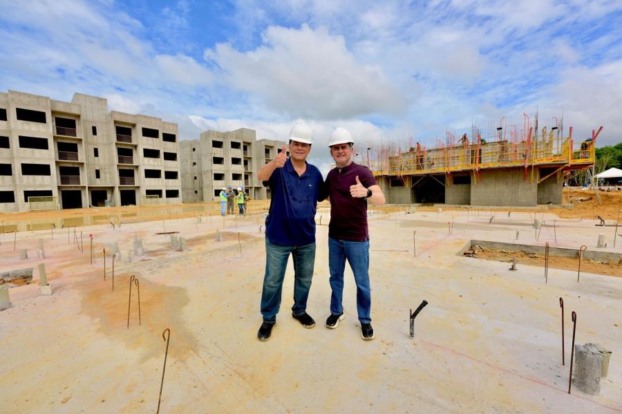 David Almeida e Eduardo Braga acompanham progresso de habitação no Tarumã