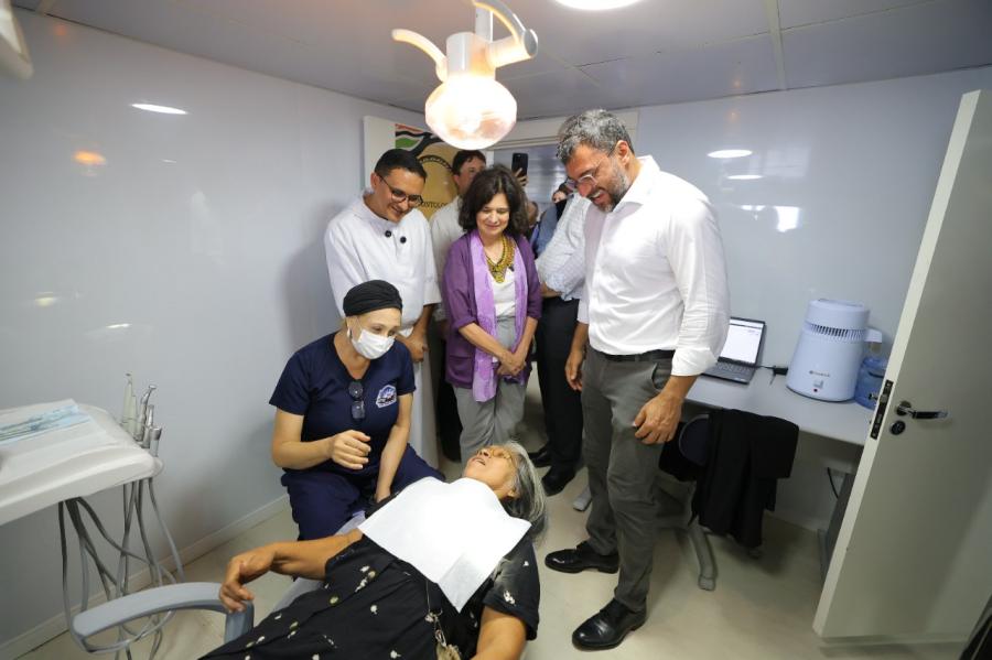 Nisia Trindade demostra felicidade em conhecer Barco Hospital São João XXIII