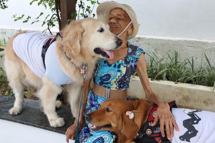 Prefeitura de Manaus reforça cuidado aos idosos com a retomada da terapia assistida por animais