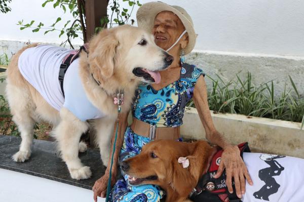 Prefeitura de Manaus reforça cuidado aos idosos com a retomada da terapia assistida por animais