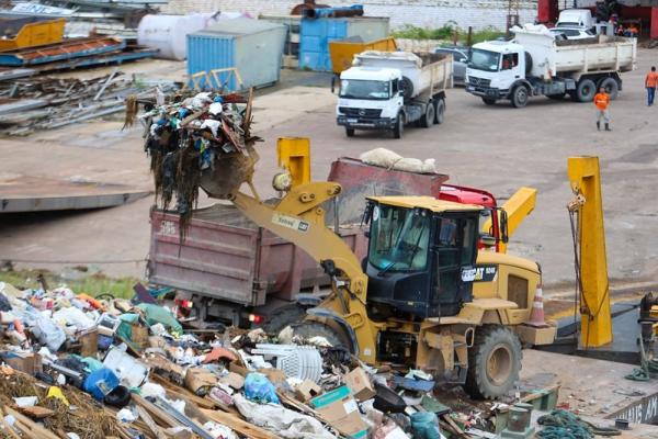 Prefeitura de Manaus retira mais de 200 toneladas de lixo em operação de transbordo
