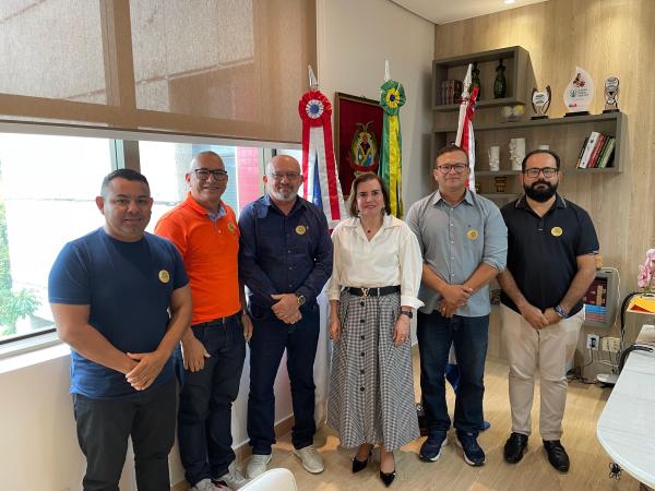 TCE-AM recebe vereadores de Parintins para fortalecimento institucional