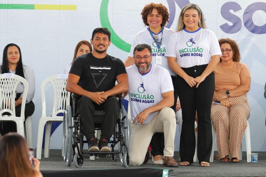 Wilson Lima beneficia mais de 500 pessoas com deficiência com novas cadeiras de rodas