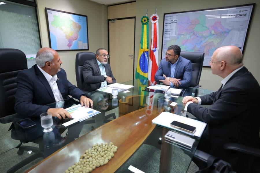 Wilson Lima formaliza adesão da Cosama ao Cadastro Positivo em reunião com associação de crédito