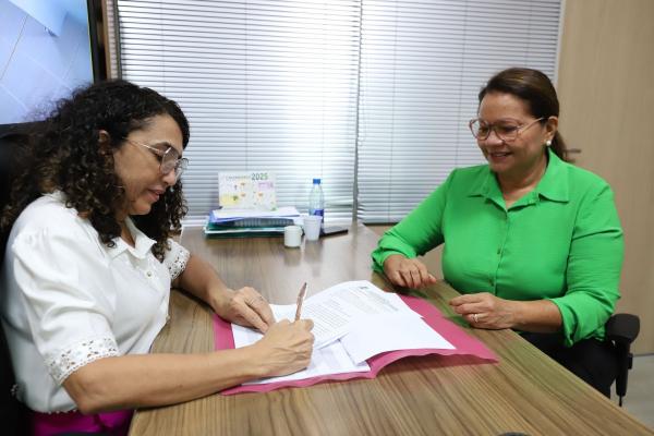 Márcia Baranda solicita climatização e novas carteiras para escolas estaduais de Parintins