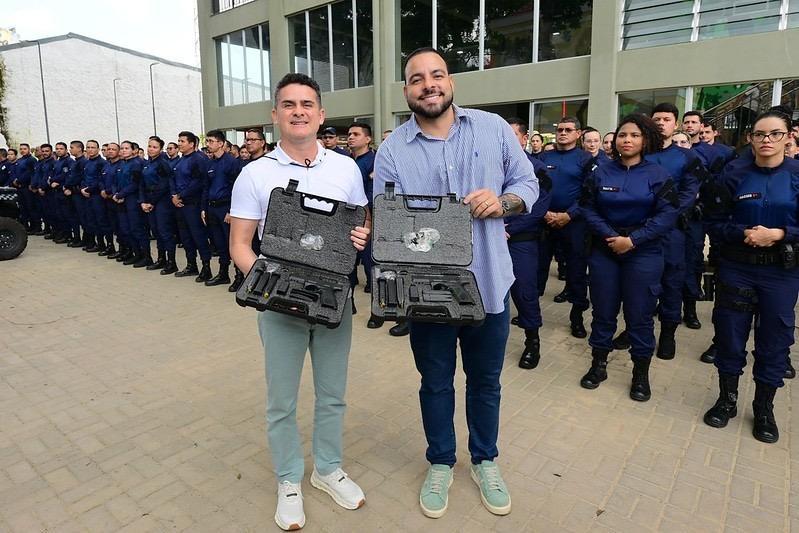 David Almeida entrega armamento a 50 novos guardas e reforça segurança na cidade