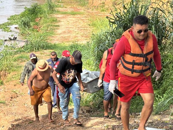 Corpo de Bombeiros e Marinha resgatam corpo de adolescente desaparecido no rio Amazonas