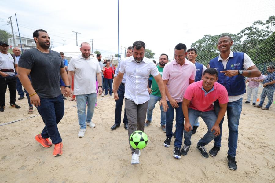 Governador Wilson Lima já entregou mais de 40 campos para fortalecer a prática esportiva
