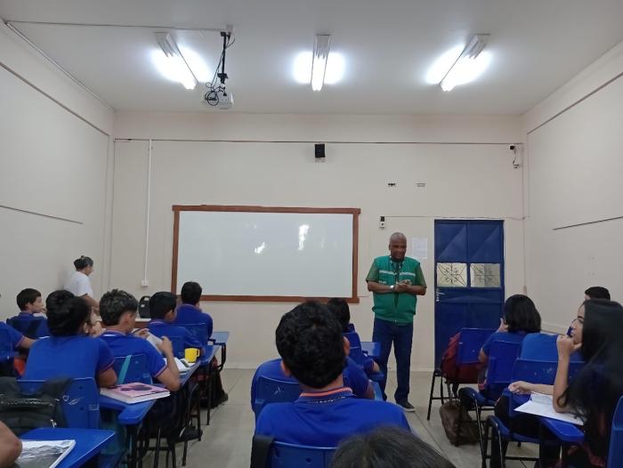 Ipaam promove ação educativa em escolas de Parintins sobre queimadas e desmatamento Ipaam promove ação educativa em escolas de Parintins sobre queimadas e desmatamento