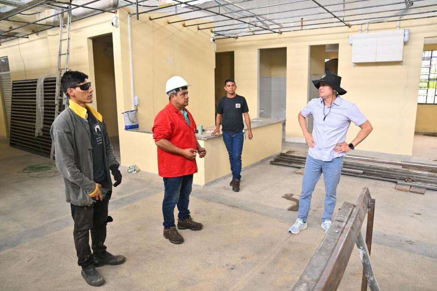 David Almeida vistoria obras de saúde e revitalização na zona Oeste de Manaus