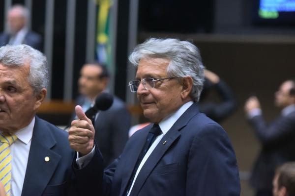 Pauderney propõe redução da jornada de trabalho de 44 para 40 horas semanais