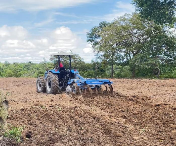 Prefeitura de Parintins finaliza mecanização para recuperação de pastagens na zona rural Prefeitura de Parintins finaliza mecanização para recuperação de pastagens na zona rural