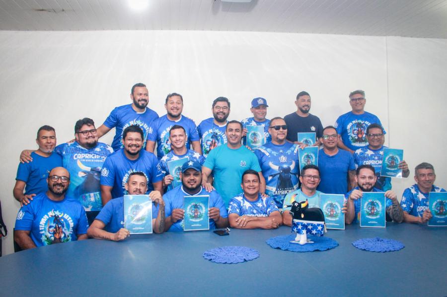 É TEMPO DE RETOMADA: artistas do Boi Caprichoso recebem projeto alegórico para o Festival 2025 É TEMPO DE RETOMADA: artistas do Boi Caprichoso recebem projeto alegórico para o Festival 2025