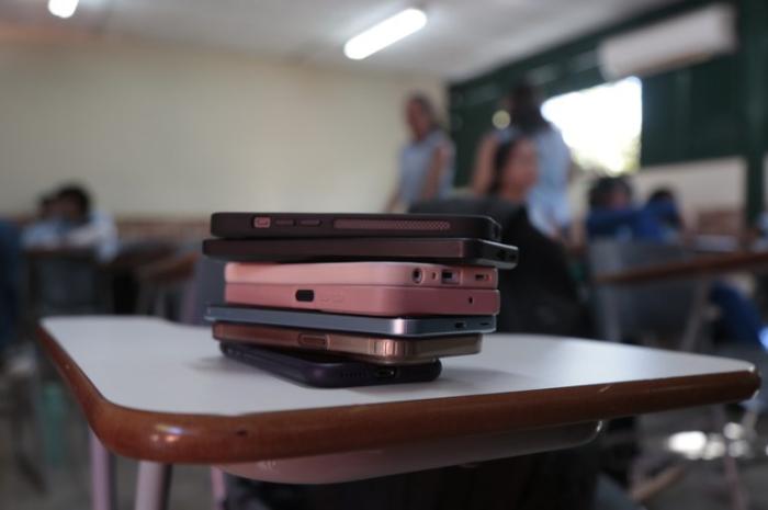 Novas diretrizes estabelecem regras para uso de celulares e meios digitais em sala de aula Novas diretrizes estabelecem regras para uso de celulares e meios digitais em sala de aula