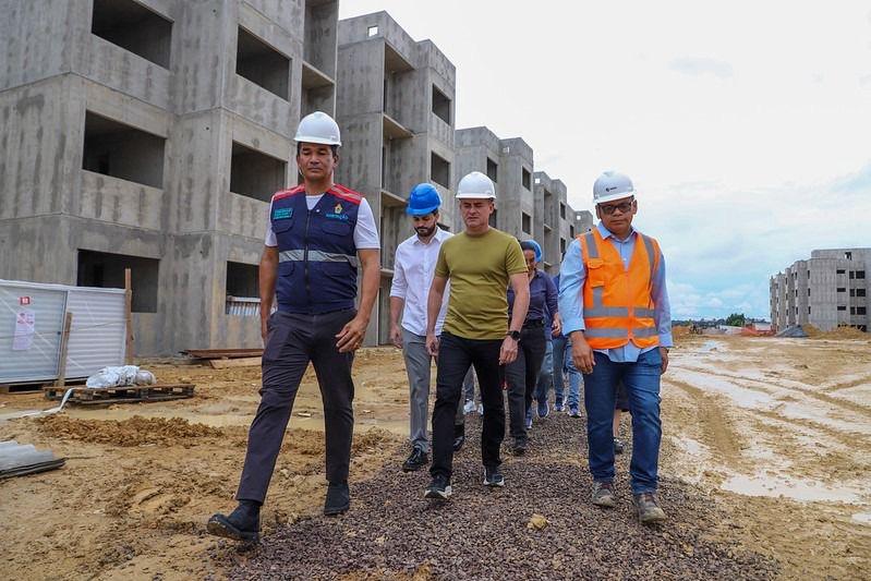David Almeida vistoria obras do conjunto habitacional no Parque das Tribos