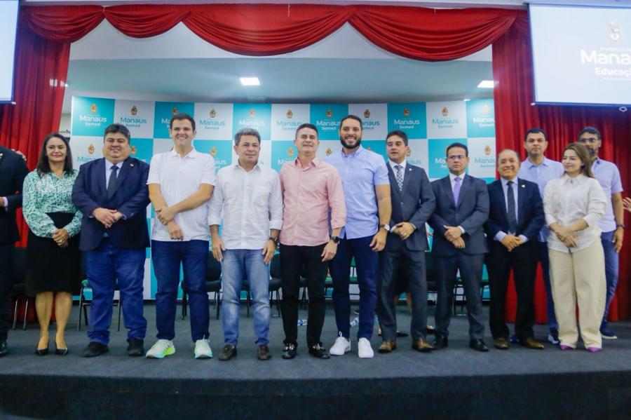 David Almeida empossa nova gestão da Semed e anuncia investimentos na educação David Almeida empossa nova gestão da Semed e anuncia investimentos na educação