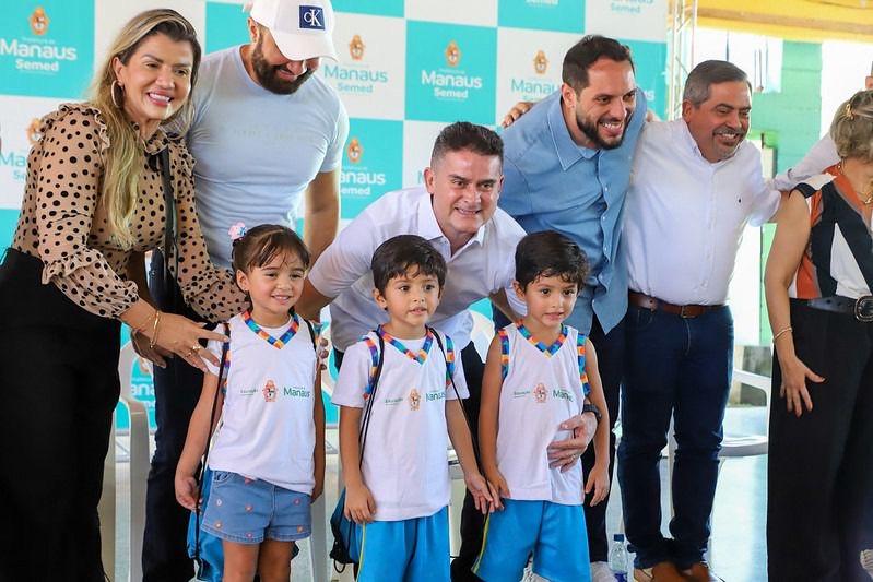 David Almeida reforça compromisso com a educação e entrega fardamento e material escolar a mais de 52 mil crianças