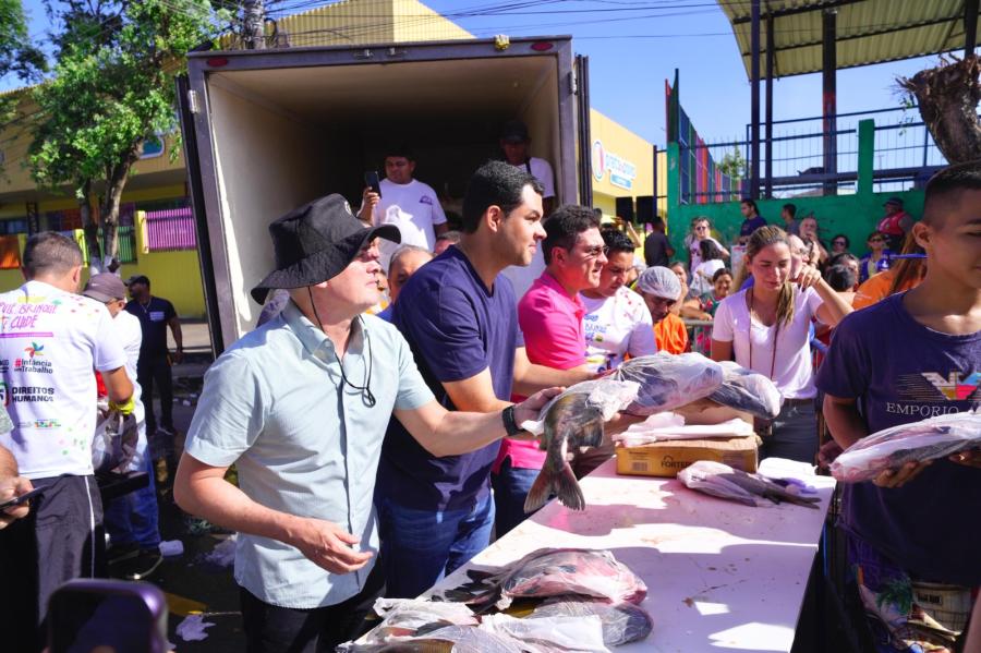 David Almeida entrega 5 mil tambaquis no bairro Compensa