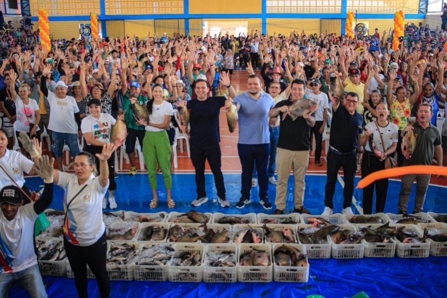 Mateus Assayag entrega 21 toneladas de pescado na Semana Santa, em Parintins