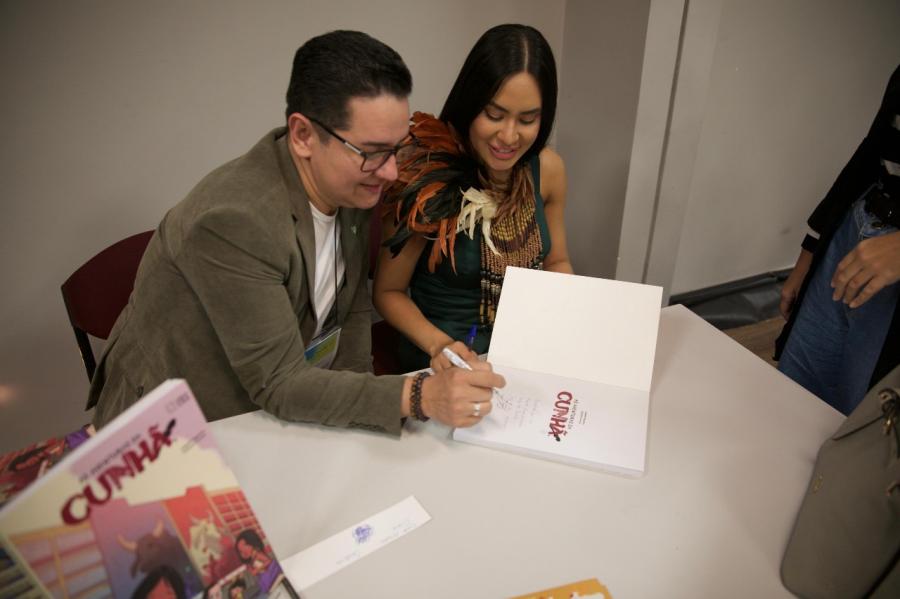 Isabelle Nogueira leva a força da Cunhã para a Bienal do Livro com lançamento de HQ da Editora UEA Isabelle Nogueira leva a força da Cunhã para a Bienal do Livro com lançamento de HQ da Editora UEA