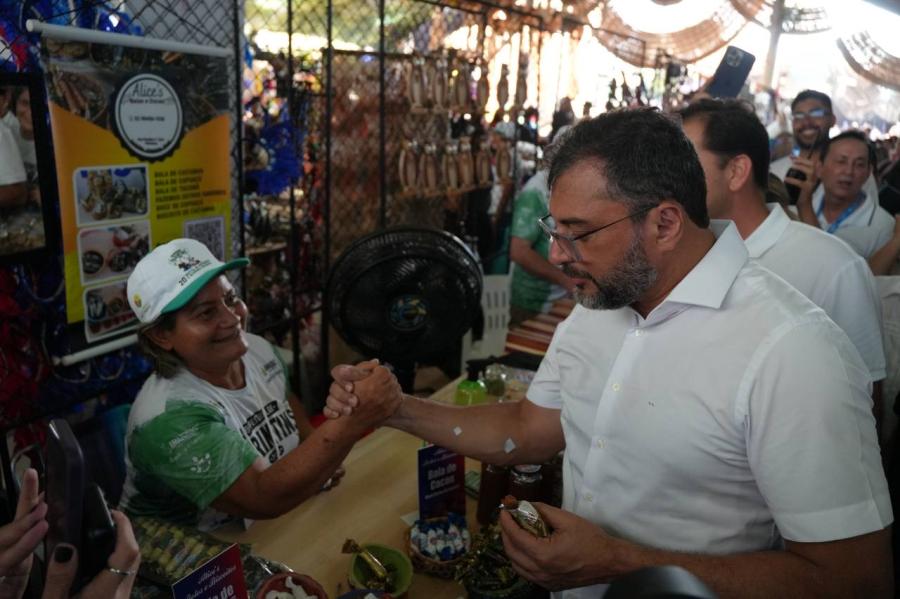 Wilson Lima destaca valorização do artesanato amazonense durante visita a estandes em Parintins