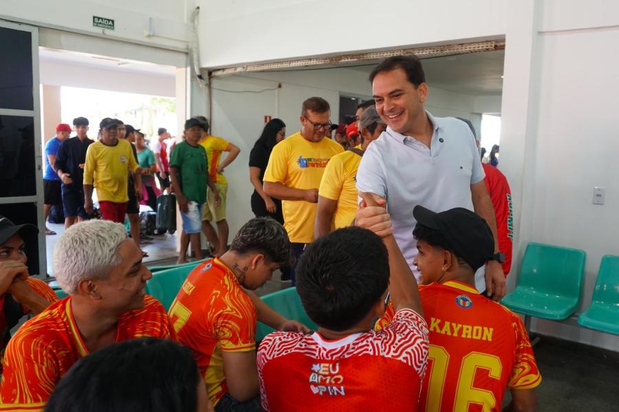 Mateus Assayag acompanha embarque de atletas rumo aos Jogos Escolares em Manaus Mateus Assayag acompanha embarque de atletas rumo aos Jogos Escolares em Manaus