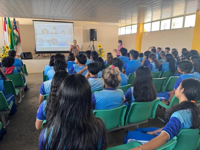 Escolas estaduais de Parintins recebem ciclo de palestras sobre vocação e acesso ao ensino superior