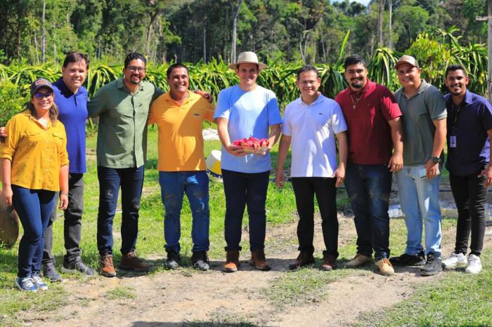 Prefeito em exercício Renato Junior visita cultivo de pitaya no ramal do rio Branquinho