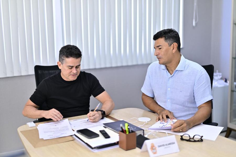 David Almeida assina regularização fundiária histórica após 100 anos de espera