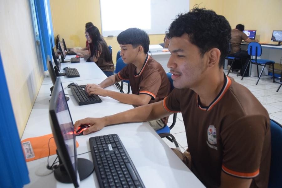 Aldair Kimura retoma cursos de idiomas e informática em Parintins