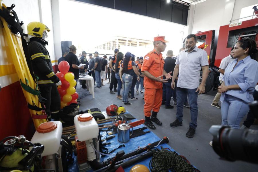Wilson Lima entrega viatura de combate a incêndio em Jutaí